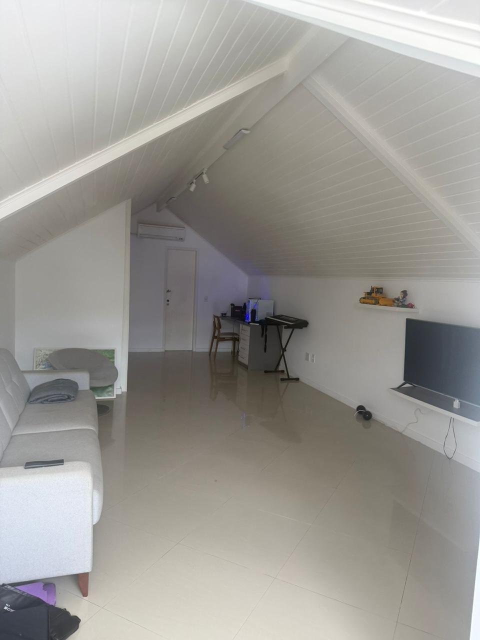 Casa ampla e sofisticada com sótão para aluguel em condomínio fechado - foto 10