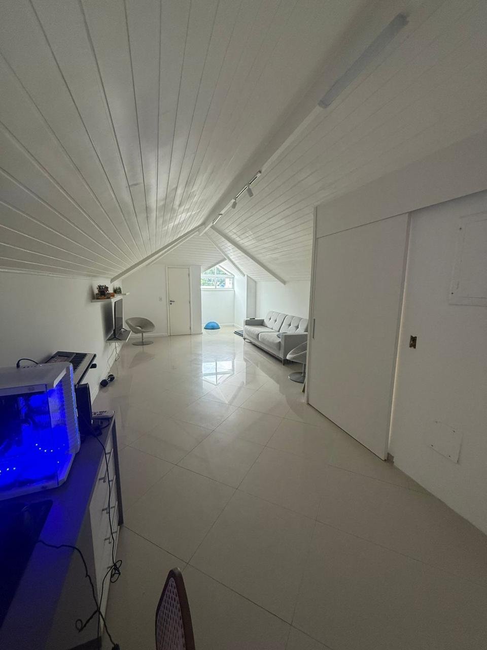 Casa ampla e sofisticada com sótão para aluguel em condomínio fechado - foto 22